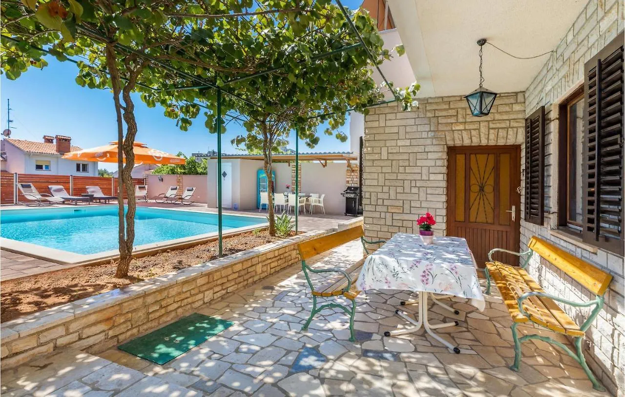4 Bedroom Beautiful Apartment In プーラ 0*,