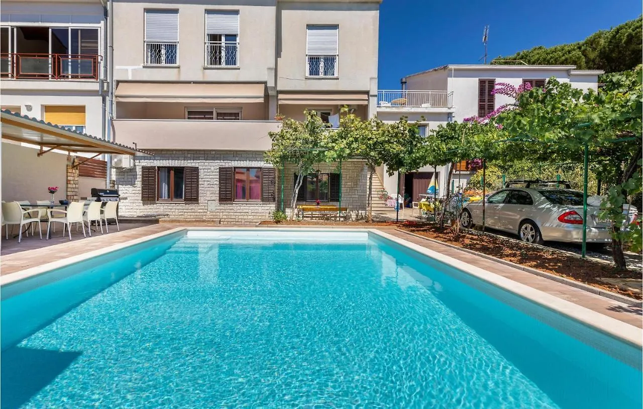 4 Bedroom Beautiful Apartment In Pula