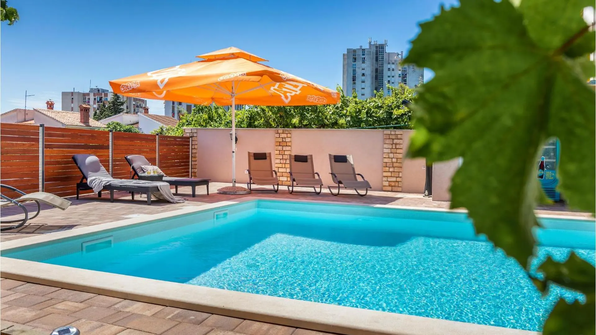 4 Bedroom Beautiful Apartment In Pula 0*,